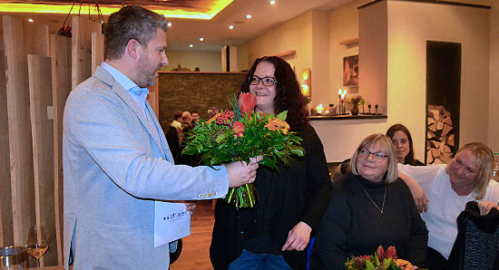(Von links) Tobias Thieringer dankt Silvia Richter und Maria Müller für ihren Einsatz im Haus Bachtal. (Foto: E.T. Müller)