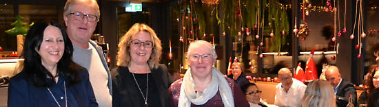 Hardy und Bianca Thieringer (Bildmitte) dankten ihren Mitarbeiterinnen und Mitarbeitern, hier mit Heike Thieringer (links) und Friederike Pickert (rechts). (Foto: E.T. Müller)