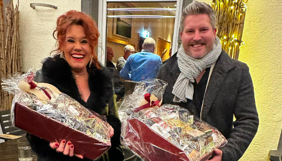 Ein herzliches Dankeschön in Form zweier Geschenke gab es denn auch von den Mitarbeiterinnen und Mitarbeitern für Pflegedienstleiterin Angela Stavrou und ihren Chef Tobias Thieringer. (Fotos: Katharina Schäfer)>