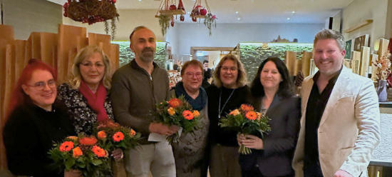 Bei der Weihnachtsfeier im Waldfrieden ehrte Tobias Thieringer (rechts im Bild) Mitarbeiterinnen und Mitarbeiter für viele Jahre im Haus Bachtal: (Von links) Andrea Schmidtlehner, Nedzarija Kovac, Ivica Teklic, Annette Marx, Bianca Thieringer und Heike Thieringer. (Fotos: Katharina Schäfer)>