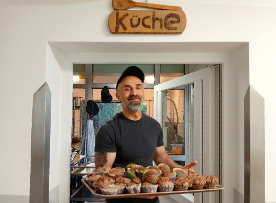 Was für ein Augenblick, als Küchenmeister Ivo Teklic vom Haus Bachtal den Kindern ein großes Tablett voller Muffins brachte. (Fotos: Maria Müller)