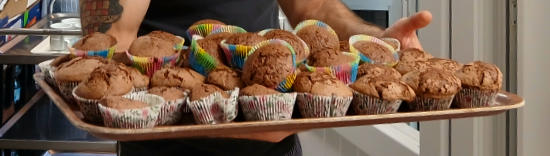 Was für ein Augenblick, als Küchenmeister Ivo Teklic vom Haus Bachtal den Kindern ein großes Tablett voller Muffins brachte. (Foto: Maria Müller)