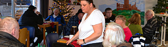 Aus der Küche wurden Kaffee, Christstollen, Pfefferkuchen und leckere Plätzchen gereicht. (Foto: Eberhard Thomas Müller)