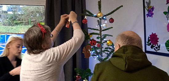 Gemeinsam schmückten die Bewohner den Weihnachtsbaum.