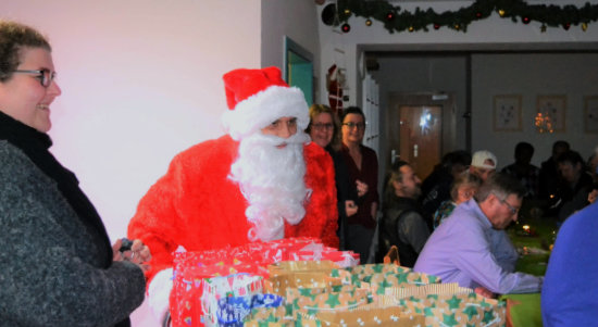 Mit vielen Geschenken erfreute der Nikolaus die Bewohnerinnen und Bewohner in Haus Bachtal. Jetzt kann Weihnachten kommen! (Foto: E.T. Müller)