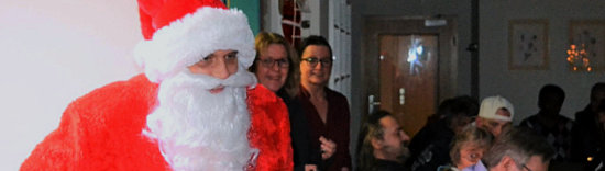 Mit vielen Geschenken erfreute der Nikolaus die Bewohnerinnen und Bewohner in Haus Bachtal. Jetzt kann Weihnachten kommen! (Foto: E.T. Müller)